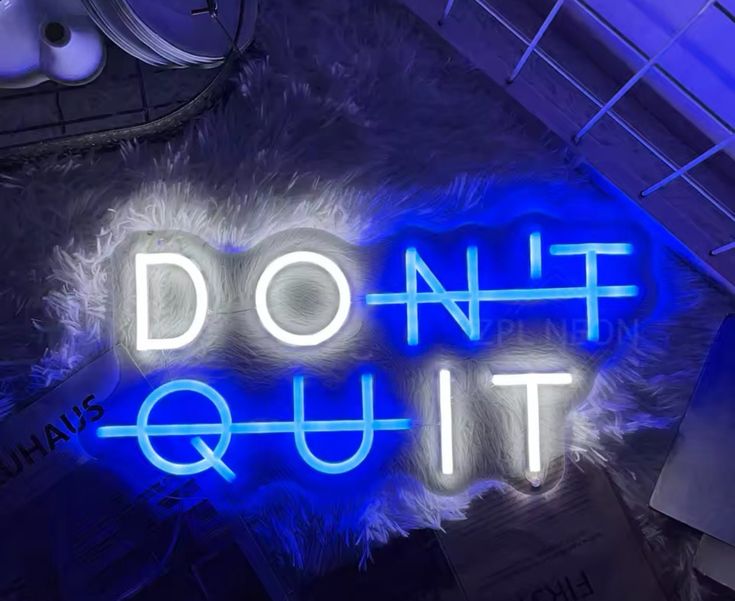 Gym neon sign with the phrase 'Don't quit' in blue and white.